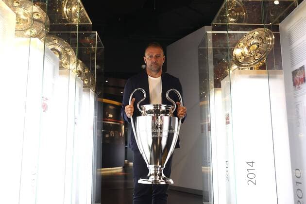 ACHTUNG: POOLFOTO getty Hassenstein Ausstellungsbereich eingeweihtHansi Flick paeäsentiert das Triple im FC Bayern Museum.Hans Dieter Flick (Hansi ,Trainer Bayern Muenchen) traegt den Champions League Pokal in die Erlebniswelt in der Allianz Arena am 09.09.2020.Foto:Alexander Hassenstein Getty Images via Sven Simon Fotoagentur GmbH & Co. Ausstellungsbereich eingeweihtHansi Flick paeäsentiert das Triple im FC Bayern Museum