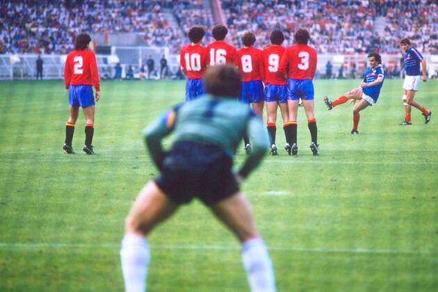 PLATINI Michel Team Frankreich bei seinem Freistoss zum Führungstreffer zum 1 : 0 UEFA Fussball Europameisterschaften 1984 in Frankreich Finale Frankreich - Spanien 2 : 0 am 27.06.1984 in Paris *** PLATINI Michel Team France on his free kick to take the lead at the 1 0 UEFA European Football Championship 1984 in France Final France Spain 2 0 on 27 06 1984 in Paris