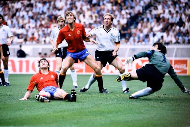 RUMMENIGGE Karl Heinz Kapitaen Team Deutschland mit Torwart ARCONADA Luis und MACEDA und CAMACHO UEFA Fussball Europameisterschaften 1984 in Frankreich Vorrunden Spiel Deutschland - Spanien 0: 1 am 20.06.1984 in Paris