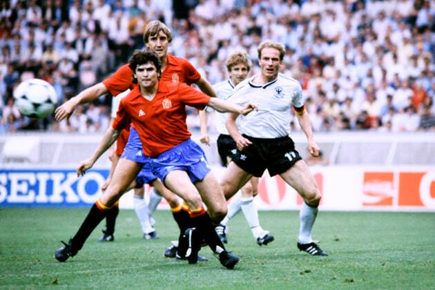 RUMMENIGGE Karl Heinz Kapitaen Team Deutschland mit Torwart ARCONADA Luis und MACEDA und CAMACHO UEFA Fussball Europameisterschaften 1984 in Frankreich Vorrunden Spiel Deutschland - Spanien 0: 1 am 20.06.1984 in Paris *** RUMMENIGGE Karl Heinz Kapitaen Team Germany with goalkeeper ARCONADA Luis and MACEDA and CAMACHO UEFA European Football Championships 1984 in France Preliminary rounds match Germany Spain 0 1 on 20 06 1984 in Paris