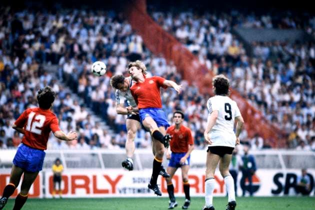BRIEGEL Hans Peter Team Deutschland mit MACEDA UEFA Fussball Europameisterschaften 1984 in Frankreich Vorrunden Spiel Deutschland - Spanien 0: 1 am 20.06.1984 in Paris