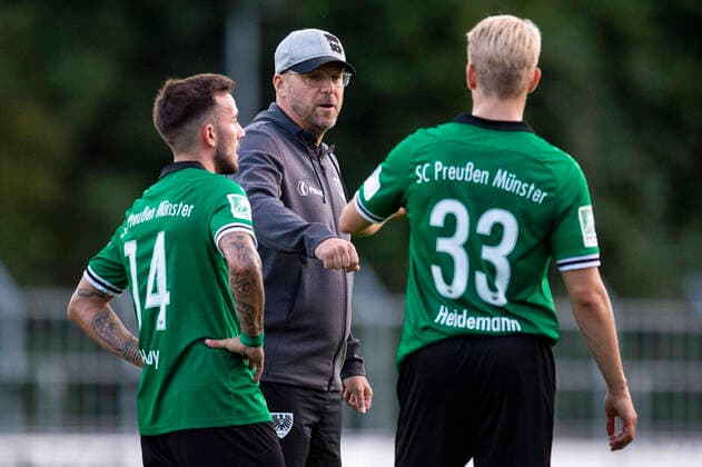 04.09.2020 - Fußball, 2020 2021, Regionalliga West, SV Rödinghausen - SC Preußen Münster: (L-R) Joshua Holtby (Münster), Sascha Hildmann (Trainer - Münster), Niklas Heidemann (Münster) Rödinghausen Nordrhein-Westfalen Deutschland Häcker Wiehenstadion