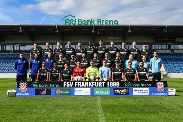 10.09.2020, xjhx, Fussball Regionalliga Suedwest, FSV Frankfurt - Fototermin 2020 21 emspor, Vordere Reihe von Links: Ahmed Azaouagh, Andu Kelati, Steffen Straub, Kenan Mujezinovic, Daniel Endres, Sebastian Schreiber, Demyan Imek, Robin Williams, Denis Mangafic Mittlere Reihe von Links: Thomas Brendel (Trainer), Taner Yalcin (Co-Trainer), Christoph Gerigk (Torwart-Trainer), Timo Kunert, Ihab Darwiche, Canel Burcu, Muhamed Alawie, Emir Sejdovic, Adrian Schulze Solano, Michael Zindel (Zeugwart), Michelle Huerzeler (Athletiktrainerin), Bastian Hintz (Physiotherapeut) Hintere Reihe von Links: Jesse-Garon Sierck, Dominik Nothnagel, Fabian Burdenski, Leonhard von Schroetter, Arif Gueclue, Alieu Sawaneh, Jake Hirst, Elmir Muhic, Luca Bazzoli, Mischa Haeuser, Simon Lueders Frankfurt am Main