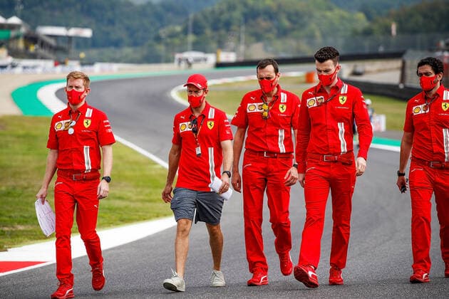 Formula 1 Pirelli Gran Premio Della Toscana Ferrari 1000 2020 10.09.2020, Autodromo Internazionale del Mugello, Mugello, Formula 1 Pirelli Gran Premio Della Toscana Ferrari 1000 2020,im Bild Sebastian Vettel (GER 5), Scuderia Ferrari geht mit seinen Ingenieuren über die Strecke