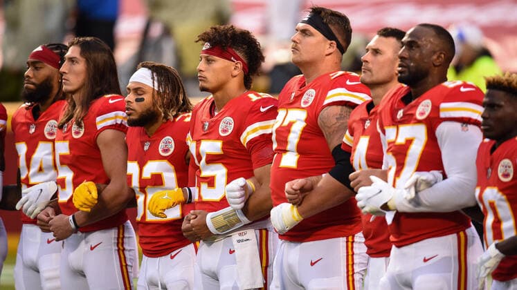 Bilder des Jahres 2020, Sport 09 September Sport Themen der Woche KW37 Sport Bilder des Tages September 10, 2019, Kansas City, MO, USA: Members of the Kansas City Chiefs lock arms and stand for the playing of Lift Every Voice and Sing , a song considered by many as the Black national anthem, during pregame ceremonies Thursday, September 10, 2020 before the Chiefs took on the Houston Texans in the NFL, American Football Herren, USA season opener at Arrowhead Stadium in Kansas City, Missouri. Kansas City USA - ZUMAm67_ 20190910_zaf_m67_052 Copyright: xTammyxLjungbladx