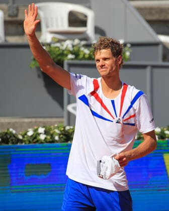 Sieger Yannick Hanfmann (GER) winkt und bedankt sich bei den Zuschauern, Fans nach dem Sieg Tennis - Generali Open Kitzbuehel 2020 - ATP, Tennis Herren 250 - Kitzbuehler Tennis Club - Kitzbuehel - Tirol - Oesterreich - 11 September 2020. Copyright: xJuergenxHasenkopfx