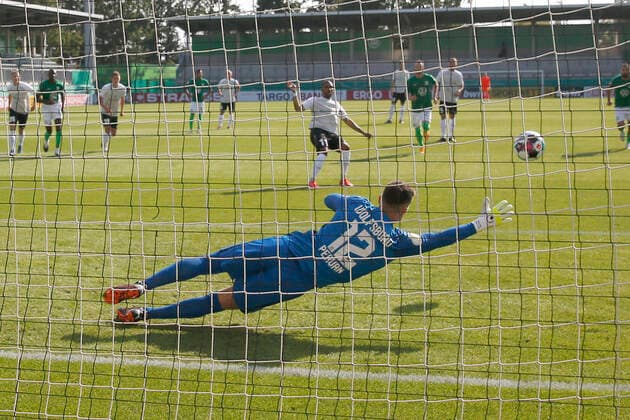 Bilder des Jahres 2020, Sport 09 September Sport Themen der Woche KW37 12.09.2020, Volkswagen Arena, Wolfsburg, GER, DFB POKAL, 1. Runde, FSV Union Fuerstenwalde vs VfL Wolfsburg, im Bild Darryl Geurts (11, Fuerstenwalde) verwandelt den Elfmeter gegen Pavao Pervan (12, Wolfsburg) zum 1:0 fuer Fuerstenwalde FSV Union Fuerstenwalde vs VfL Wolfsburg *** 12 09 2020, Volkswagen Arena, Wolfsburg, GER, DFB POKAL, 1 round, FSV Union Fuerstenwalde vs. VfL Wolfsburg, in the picture Darryl Geurts 11, Fuerstenwalde converts the penalty against Pavao Pervan 12, Wolfsburg to 1 0 for Fuerstenwalde FSV Union Fuerstenwalde vs.