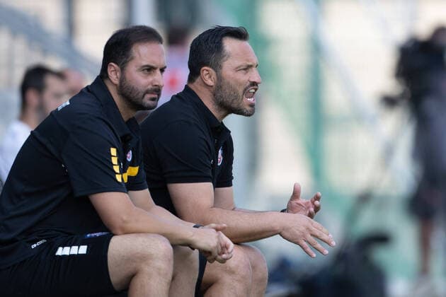Fußball, Trainerhistorie, FSV Frankfurt FSV Frankfurt - FC Bayern Alzenau, Regionalliga Trainer Thomas Brendel (FSV Frankfurt, rechts). Links neben ihm Co-Trainer Yalcin (FSV Frankfurt). Fussball-Regionalligaspiel zwischen dem FSV Frankfurt und dem FC Bayern Alzenau am 12. September 2020 in der PSD-Bank-Arena in Frankfurt am Main., Frankfurt am Main Hessen Deutschland PSD Bank Arena