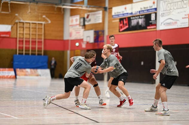 A-Junioren Bundesliga-Qualifikation I VfL Horneburg - HSG Delmenhorst I 12.09.2020 HSG Delmenhorst versucht den Ball zu blocken; A-Junioren Bundesliga-Qualifikation I VfL Horneburg - HSG Delmenhorst am 12.09.2020 in Horneburg (Hoelle Hermannstrasse), Deutschland