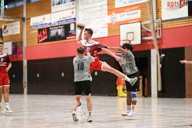 A-Junioren Bundesliga-Qualifikation I VfL Horneburg - HSG Delmenhorst I 12.09.2020 Abspiel durch Ole Hagedorn ( 10, VfL Horneburg), Malte Till ( 18, HSG Delmenhorst) und Sam Ramin ( 24, HSG Delmenhorst) koennen das nicht verhindern; A-Junioren Bundesliga-Qualifikation I VfL Horneburg - HSG Delmenhorst am 12.09.2020 in Horneburg (Hoelle Hermannstrasse), Deutschland
