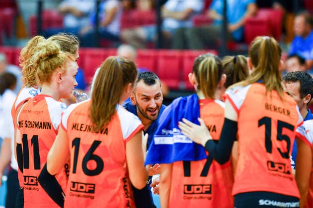 VBL Allianz MTV Stuttgart: Testspiel 12.09.20 Allianz MTV Stuttgart, Volleyball, Bundesliga, Damen, Saison 2020 21, Testspiel gegen NawaRo Straubing, Trainer Giannis Athanasopoulos, in der Auszeit, Copyright: xBEAUTIFULxSPORTS TomxBlochx