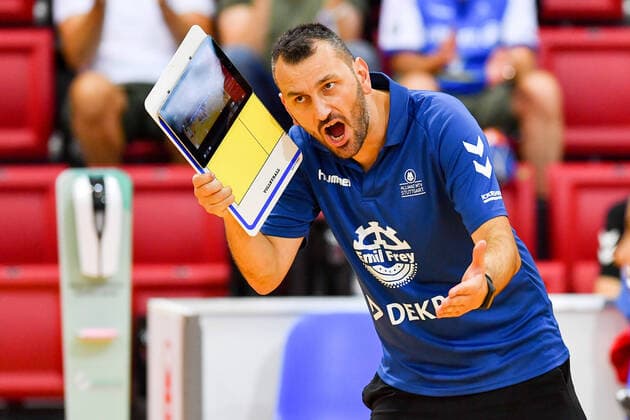 VBL Allianz MTV Stuttgart: Testspiel 12.09.20 Allianz MTV Stuttgart, Volleyball, Bundesliga, Damen, Saison 2020 21, Testspiel gegen NawaRo Straubing, Trainer Giannis Athanasopoulos, Copyright: xBEAUTIFULxSPORTS TomxBlochx