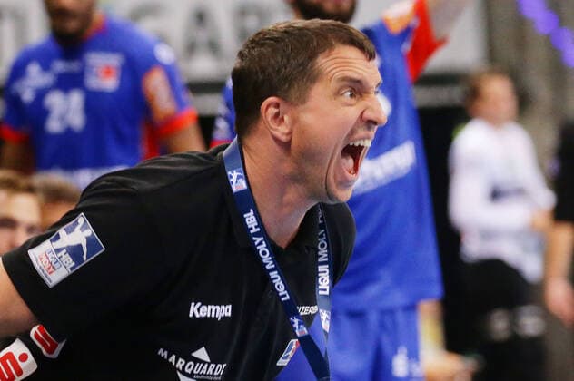 Bilder des Jahres 2020, Sport 09 September Sport Themen der Woche KW37 Sport Bilder des Tages Stuttgart , Handball BGV Cup , Finale , Rhein-Neckar Löwen vs. HBW Balingen-Weilstetten , Jens Bürkle ( Trainer Balingen ) *** Stuttgart , Handball BGV Cup , Final , Rhein Neckar Löwen vs HBW Balingen Weilstetten , Jens Bürkle Coach Balingen