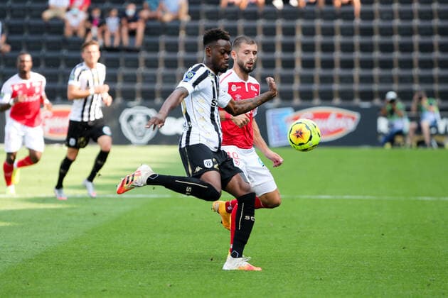25 ABDOULAYE BAMBA (SCO) - 10 ARBER ZENELI (REI) FOOTBALL : Angers vs Reims - Ligue 1 Uber Eats - 13 09 2020 FEP Panoramic 