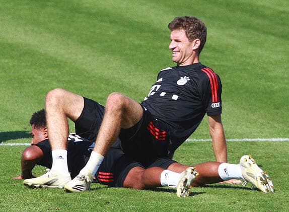 Sport Themen der Woche KW38 Sport Bilder des Tages Thomas Müller Mueller , oben, und Serge Gnabry, unten, Fussball 1. Bundesliga FC Bayern München, Training an der Saebenerstrasse, 14.09.2020 FOTO: Mladen Lackovic