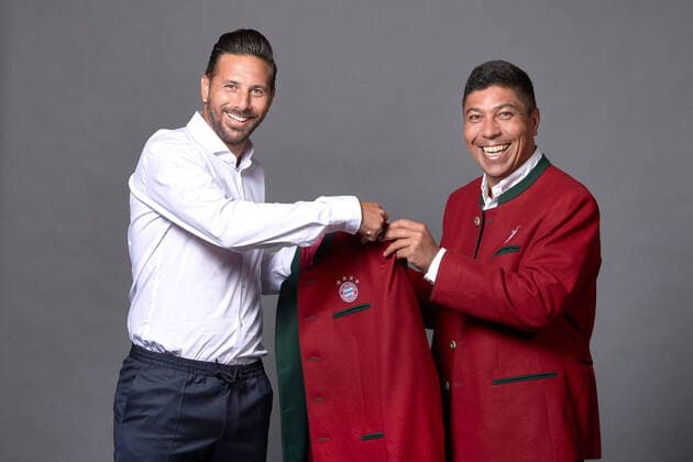 Bilder des Jahres 2020, Sport 09 September Sport Themen der Woche KW38 Sport Bilder des Tages ACHTUNG: POOLFOTO Eine Legende kehrt zurueck: Claudio Pizarro (li) wird Botschafter des FC Bayern Muenchen-hier erhaelt er von Giovane Elber den roten Trachtenjanker. *** A legend returns Claudio Pizarro li becomes ambassador of the FC Bayern Muenchen here he receives the red traditional jacket from Giovane Elber