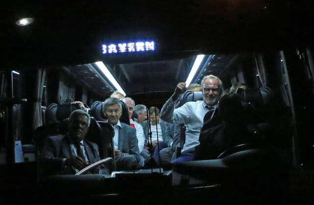 23.08.2020, CL Finale , FC Bayern vs PSG, Lissabon Portugal, Fussball, im Bild: Ankunft der FCB Bus um 1.00 Uhr in Penha Longa Resort mit Sieger Faust von Karl Heinz Rummenigge (FCB) , Präsident Heiner laechelt sowie Uli Hoeness (FCB)
