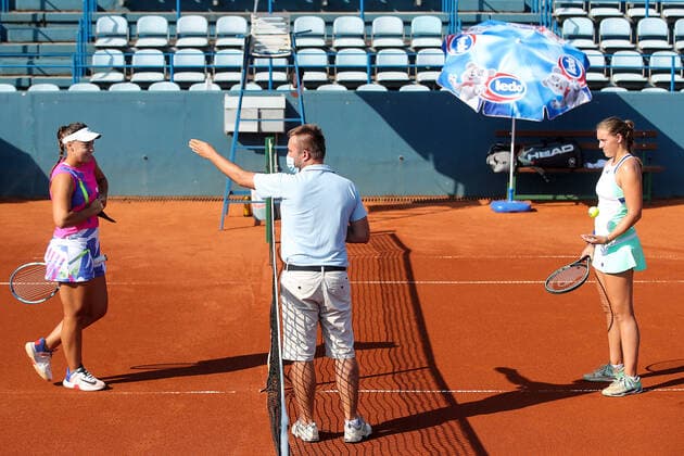 PXL_Ana Konjuh (CRO) vs Jule Niemeier (GER) The referee on the court talks to the tennis players before the start of the match between Ana Konjuh of Croatia and Jule Niemeier of Germany at the W25 Zagreb 2020 Tennis Tournament in Zagreb, Croatia on September 15, 2020. Anja Konjuh won 1-0. GoranxStanzl PIXSELL