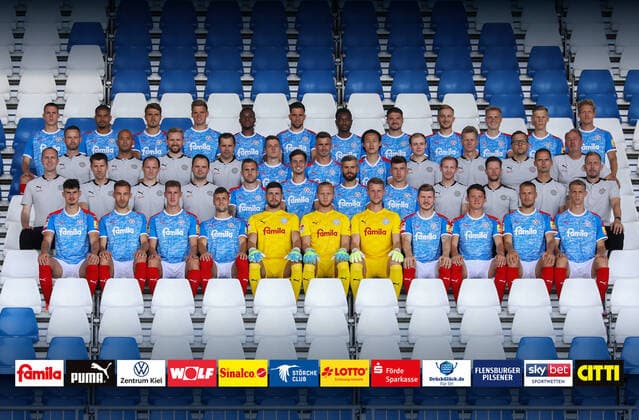 Holstein Kiel; 2. BL, Porträttermin 2020 2021, Mannschaftsfoto, Fußball, Männer, 15.09.2020, hintere Reihe von links: Holstein Kiel; 2. BL, Porträttermin 2020 2021, Mannschaftsfoto, Fußball, Männer, 15.09.2020, hintere Reihe von links: Philipp Sander (jetzt SC Verl), Noah Awuku, Benjamin Girth, Simon Lorenz, Makana Baku, Ahmet Arslan, David Atanga, Aleksandar Ignjovski, Jannik Dehm, Finn Porath, Jonas Sterner, Johannes van den Bergh. 2. Reihe oben von links: Leiter Physiotherapie Tim Höper, Physiotherapeut Maurice Johnson, Physiotherapeut Fabian Franzen, Physiotherapeut Sebastian Süß, Niklas Hauptmann, Fin Bartels, Jae-Sung Lee, Physiotherapeut Timo Syroka, Mannschaftsarzt Dr. Martin Mrugalla, Mannschaftsarzt Dr. Eckhart Klostermeier, Betreuer Tim Petersen. 3. Reihe oben von links: Trainer Ole Werner, Co-Trainer Fabian Boll, Co-Trainer Patrick Kohlmann, Videoanalyst Philipp Pelka, Marco Komenda, Tobias Fleckstein (jetzt MSV Duisburg), Stefan Thesker, Daniel Hanslik, Teammanager Jan Uphues, Athletiktrainer AndrÃ Filipovic, Athletiktrainer Timm Sörensen, Torwarttrainer Patrik Borger. Vordere Reihe von links: Janni Serra, Michael Eberwein (jetzt Hallescher FC), Phil Neumann, Jonas Meffert, Ioannis Gelios, Dominik Reimann, Thomas Dähne, Alexander Mühling, Fabian Reese, Hauke Wahl, Lion Lauberbach. Foto Patrick Nawe, Clubfotograf Holstein Kiel, via HOLSTEINOFFICE POOL Kiel NLZ Projendorf Kiel Germany