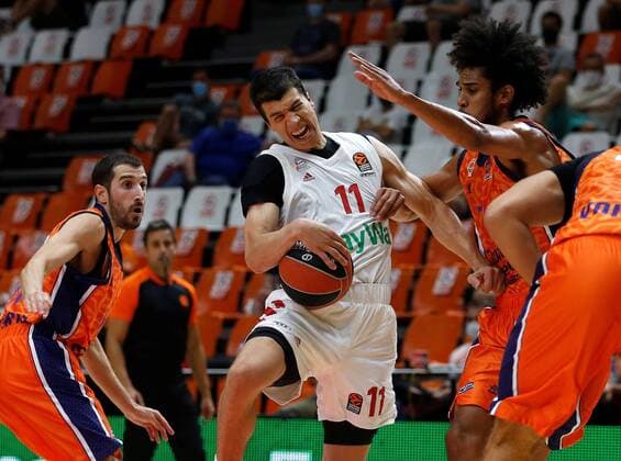 Bilder des Jahres 2020, Sport 09 September Sport Themen der Woche KW38 Sport Bilder des Tages Bayern Munich s Vladimir Lucic (C) in action against Valencia Basket s Guillem Vives (L) and Louis Labeyrie (R) during the Euroleague Preseason Tour semifinal basketball match between Bayern Munich and Valencia Basket held at Fuente San Luis arena, in Valencia, Spain, 15 September 2020. Valencia Basket - Bayern Munich !ACHTUNG: NUR REDAKTIONELLE NUTZUNG!  Copyright: xMiguelxAngelxPolox GRAFCVA7857 20200915-637358034276176656