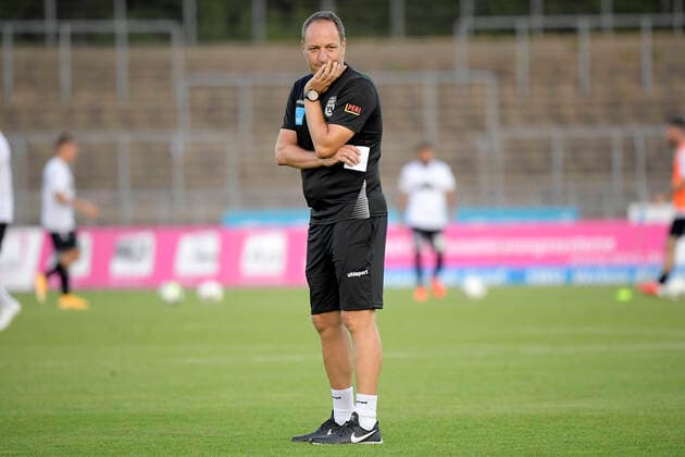 Fußball, Trainerhistorie, SSV Ulm 1846 16.09.2020, xemx, Fussball Regionalliga Suedwest, SSV Ulm - FSV Frankfurt emspor, v.l. Cheftrainer Holger Bachthaler (SSV Ulm) nachdenklich, gruebelnd (DFL DFB REGULATIONS PROHIBIT ANY USE OF PHOTOGRAPHS as IMAGE SEQUENCES and or QUASI-VIDEO) Ulm