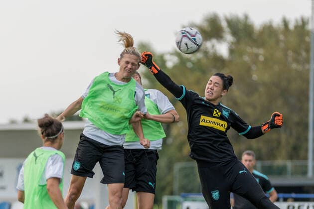 Bilder des Jahres 2020, Sport 09 September Sport Themen der Woche KW38 Sport Bilder des Tages SOCCER - UEFA EURO, EM, Europameisterschaft,Fussball quali, KAZ vs AUT, preview BAD ERLACH,AUSTRIA,16.SEP.20 - WOMEN SOCCER - UEFA Women s EURO Championship 2021, qualification, OEFB international match, Länderspiel, Nationalmannschaft Kazakhstan vs Austria, preview, training team AUT. Image shows Carina Wenninger and Manuela Zinsberger (AUT). GEPAxpictures xJohannesxFriedl