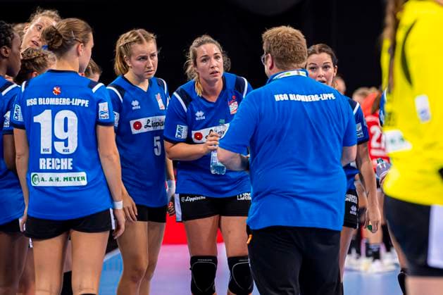 Ludwigsburg, Deutschland 16. September 2020: HBF - 20 21 - SG BBM Bietigheim vs. HSG Blomberg-Lippe Auszeit von der HSG Blomberg-Lippe, Ann Kynast (HSG Blomberg-Lippe), Trainer Steffen Birkner (HSG Blomberg-Lippe) Ludwigsburg MHP Arena Baden-Württemberg Deutschland
