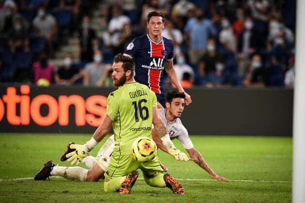 Bilder des Jahres 2020, Sport 09 September Sport Themen der Woche KW38 Sport Bilder des Tages Julian Draxler ( 23 - PSG ) - CENTONZE Fabien ( 18 - Metz ) - Alexandre Oukidja ( 16 - Metz ) - FOOTBALL : Paris Saint Germain vs FC Metz - Ligue 1 - Paris - 16 09 2020 FedericoPestellini Panoramic 