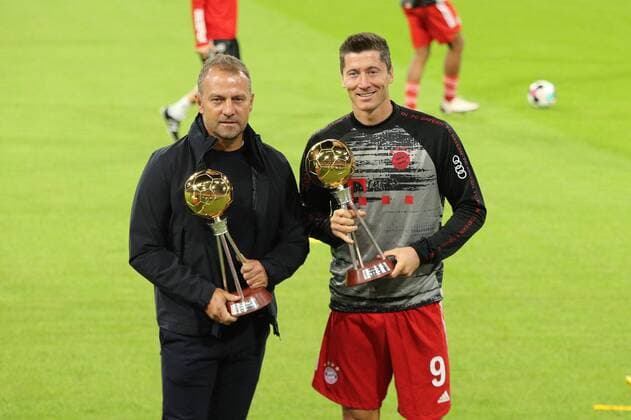 Bilder des Jahres 2020, Sport 09 September Sport Themen der Woche KW38 Sport Bilder des Tages Ehrung vom Kicker zum Fussballer und Trainer des Jahres Chef-Trainer Hansi Flick (FC Bayern Muenchen), Robert Lewandowski 9 (FC Bayern Muenchen), FC Bayern Muenchen vs. FC Schalke 04, 1.Bundesliga, 18.09.2020, DFB regulations prohibit any use of photographs as image sequences and or quasi-video Muenchen Bayern Deutschland *** Award from kicker to footballer and coach of the year Head Coach Hansi Flick FC Bayern Muenchen , Robert Lewandowski 9 FC Bayern Muenchen , FC Bayern Muenchen vs FC Schalke 04, 1 Bundesliga, 18 09 2020, DFB regulations prohibit any use of photographs as image sequences and or quasi video Munich Bayern Germany Copyright: xkolbert-press ChristianxKolbertx