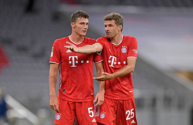 18.09.2020, Fussball 1. Bundesliga 2020 2021, 01. Spieltag, FC Bayern München - FC Schalke 04, in der Allianz-Arena München. (L-R) Benjamin Pavard (Bayern München) und Thomas Müller (Bayern München)
