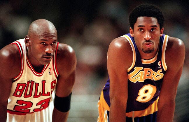 December 19, 1997, Chicago, Illinois, USA: MICHAEL JORDAN and KOBE BRYANT look on during free throws during a Chicago Bulls vs LA Lakers game at the United Center on Dec. 19, 1997 in Chicago. Chicago USA - ZUMAm67_ 19971219_zah_m67_943 Copyright: xPhilxValesquez ChicagoxTribunex