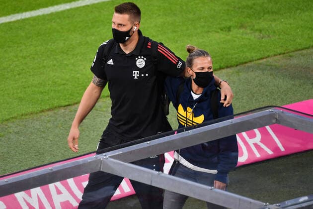 Niklas SUELE (Bayern Muenchen) und Kathleen KRUEGER (Teammanagerin FCB) bei ihrer Ankunft in der Arena mit Mundschutz,Maske. Fussball 1. Bundesliga Saison 2020 2021,1.Spieltag,Spieltag01, FC Bayern Muenchen (M) - FCSchalke 04 (GE) 8-0, am 18.09.2020 in Muenchen A L L I A N Z A R E N A, DFL REGULATIONS PROHIBIT ANY USE OF PHOTOGRAPHS AS IMAGE SEQUENCES AND OR QUASI-VIDEO.EDITORIAL USE ONLY.