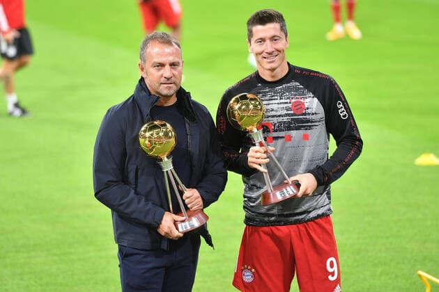 Hans Dieter Flick (Hansi ,Trainer Bayern Muenchen) ist Trainer des Jahres, Robert LEWANDOWSKI (Bayern Muenchen) Fussballer des Jahres, Halten ihre Trophaee,Pokal, Fussball 1. Bundesliga Saison 2020 2021,1.Spieltag,Spieltag01, FC Bayern Muenchen (M) - FCSchalke 04 (GE) 8-0, am 18.09.2020 in Muenchen A L L I A N Z A R E N A, DFL REGULATIONS PROHIBIT ANY USE OF PHOTOGRAPHS AS IMAGE SEQUENCES AND OR QUASI-VIDEO.EDITORIAL USE ONLY.