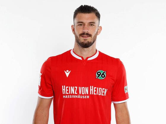 Hannover 96 Porträttermin 2020, Hannover, 2. Liga, Einzelportraits von Hannover 96, im Bild Josip Elez (2, Hannover) +++POOLFOTOS HANNOVER 96 via Joachim Sielski+++ Hannover Niedersachsen Deutschland