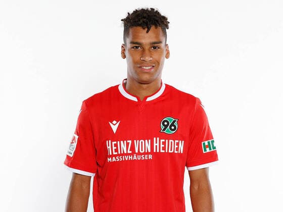 Hannover 96 Porträttermin 2020, Hannover, 2. Liga, Einzelportraits von Hannover 96, im Bild Linton Maina (11, Hannover) +++POOLFOTOS HANNOVER 96 via Joachim Sielski+++ Hannover Niedersachsen Deutschland