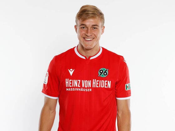 Hannover 96 Porträttermin 2020, Hannover, 2. Liga, Einzelportraits von Hannover 96, im Bild Timo Huebers (15, Hannover) +++POOLFOTOS HANNOVER 96 via Joachim Sielski+++ Hannover Niedersachsen Deutschland