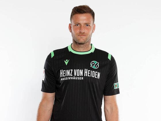 Hannover 96 Porträttermin 2020, Hannover, 2. Liga, Einzelportraits von Hannover 96, im Bild Michael Esser (31, Hannover) +++POOLFOTOS HANNOVER 96 via Joachim Sielski+++ Hannover Niedersachsen Deutschland