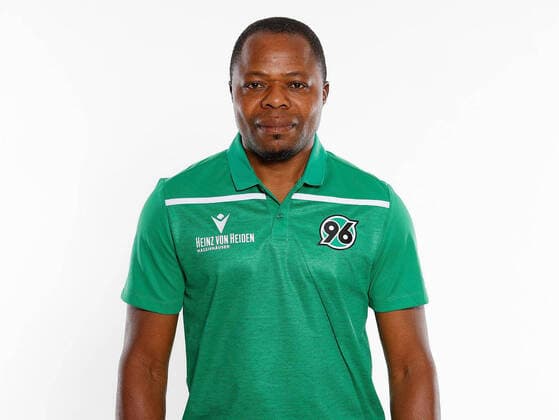 Hannover 96 Porträttermin 2020, Hannover, 2. Liga, Einzelportraits von Hannover 96, im Bild Raymond Saka (Zeugwart, Hannover) +++POOLFOTOS HANNOVER 96 via Joachim Sielski+++ Hannover Niedersachsen Deutschland