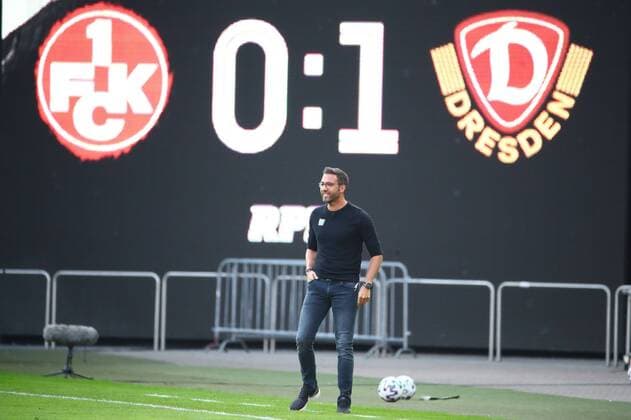 Trainer Boris Schommers (Kaiserslautern) steht vor der Anzeigetafel, die den 1:0-Stand vor Dresden zeigt 1. FC Kaiserslautern vs Dynamo Dresden, 3. Liga, 18.09.2020 DFB regulations prohibit any use of photographs as image sequences and or quasi-video. 1. FC Kaiserslautern vs Dynamo Dresden, Fussball, 3. Liga, 18.09.2020 Kaiserslautern Copyright: xWeissx Eibner-Pressefotox EP_rws