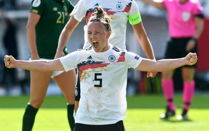 Fussball, Frauen, Deutschland, Nationalmannschaft; EM-Qualifikation im Stadion Essen: Deutschland (weiss) - Irland (grün); Jubel Marina Hegering (GER) nach ihrem Tor zum 1:0. Jubel, Freude, Aktion. DFB REGULATIONS PROHIBIT ANY USE OF PHOTOGRAPHS AS IMAGE SEQUENCES AND OR QUASI-VIDEO.