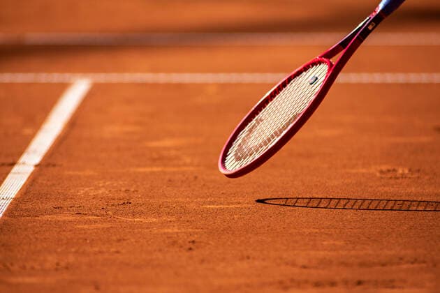 Gilles Simon (FRA) zeigt auf den Ballabdruck im Sand 20.09.20, Hamburg, Tennis am Rothenbaum, Tennis, German-Open, ATP500, Hamburg European Open Â