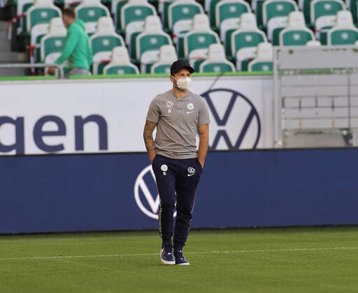 Renato Steffen (VfL Wolfsburg) mit FFP2 Maske vor dem Spiel DFL REGULATIONS PROHIBIT ANY USE OF PHOTOGRAPHS AS IMAGE SEQUENCES AND OR QUASI-VIDEO.