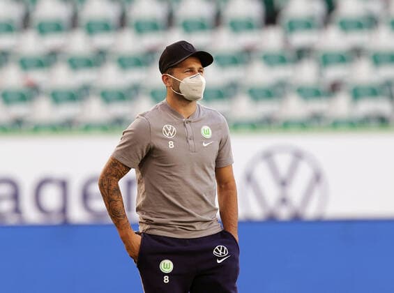 Renato Steffen (VfL Wolfsburg) mit FFP2 Maske vor dem Spiel DFL REGULATIONS PROHIBIT ANY USE OF PHOTOGRAPHS AS IMAGE SEQUENCES AND OR QUASI-VIDEO.