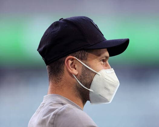 Renato Steffen (VfL Wolfsburg) mit FFP2 Maske vor dem Spiel DFL REGULATIONS PROHIBIT ANY USE OF PHOTOGRAPHS AS IMAGE SEQUENCES AND OR QUASI-VIDEO.