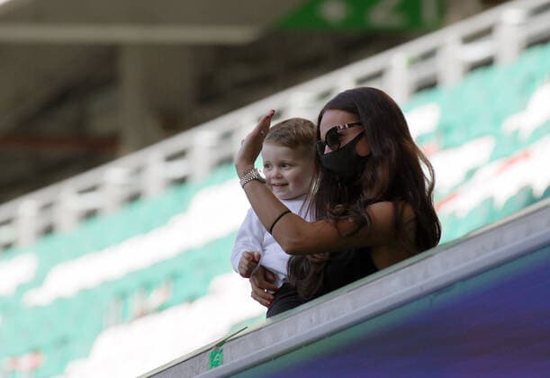 Familie von Renato Steffen (VfL Wolfsburg) gruesst Renato Steffen (VfL Wolfsburg) von der Tribuene aus DFL REGULATIONS PROHIBIT ANY USE OF PHOTOGRAPHS AS IMAGE SEQUENCES AND OR QUASI-VIDEO.