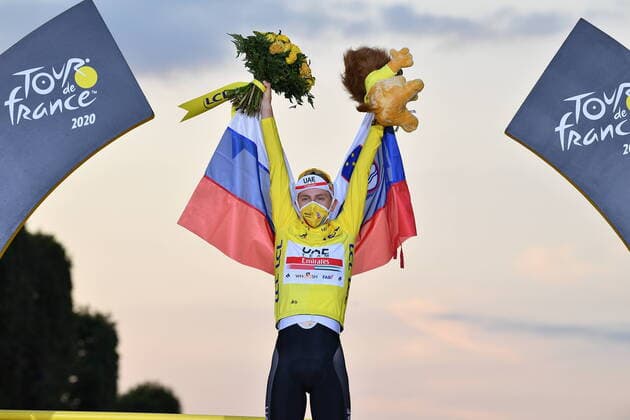 Bilder des Jahres 2020, Sport 09 September Sport Themen der Woche KW38 Sport Bilder des Tages Obveral leader Tadej Pogacar of UAE Team Emirates wearing the yellow jersey, celebrates on the podium after the final stage of the 107th edition of the Tour de France cycling race, 122km from Mantes-la-Jolie to Paris, in France, Sunday 20 September 2020. This year s Tour de France was postponed due to the worldwide Covid-19 pandemic. The 2020 race starts in Nice on Saturday 29 August and ends on 20 September. DAVIDxSTOCKMAN  x2548215x