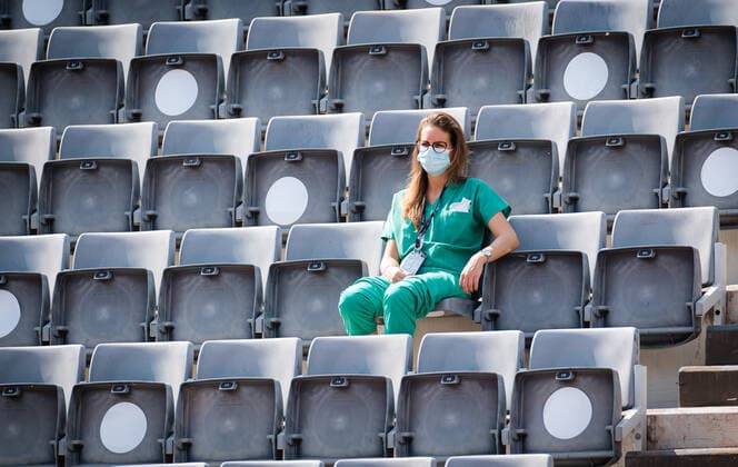 September 20, 2020, Rome, ITALY: Health Care Worker watches tennis during the semi-final of the 2020 Internazionali BNL d Italia WTA, Tennis Damen Premier 5 tennis tournament Rome ITALY - ZUMAa181 20200920_zaa_a181_007 Copyright: xRobxPrangex