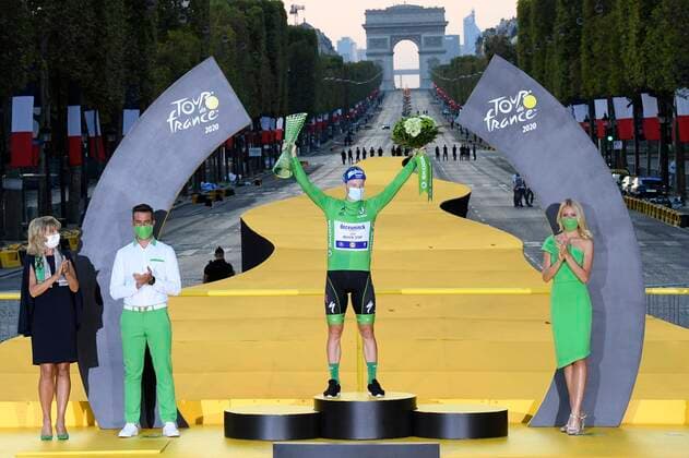 PARIS, FRANCE - SEPTEMBER 20 : BENNETT Sam of Deceuninck - Quick Step pictured with the green jersey during the podium ceremony during stage 21 of the 107th edition of the 2020 Tour de France cycling race, a stage of 122 kms with start in Mantes-la-Jolie and finish at the Avenue des Champs Elysees in Paris on September 20, 2020 in Paris, France, 20 09 2020 CYCLISME : Tour de France - Etape 21 - Mantes la Jolie a Paris Champs Elysees - 20 09 2020 PhotoNews Panoramic 