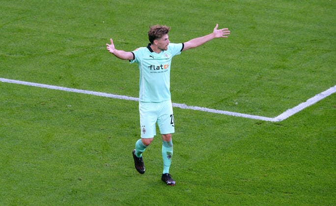 Fussball, Bundesliga, Deutschland, Herren, Saison 2020 2021, 1. Spieltag, Signal Iduna Park Dortmund: Bor. Dortmund, BVB (gelb) - Bor. Mönchengladbach (grün) 3:0; Jonas Hofmann (BMG). Aktion, Einzelbild. DFB REGULATIONS PROHIBIT ANY USE OF PHOTOGRAPHS AS IMAGE SEQUENCES AND OR QUASI-VIDEO.