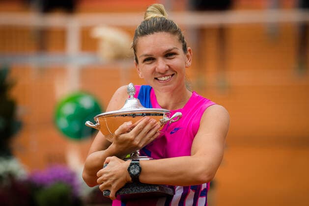 September 21, 2020, Rome, ITALY: Simona Halep of Romania poses with the champions trophy after winning the final of the 2020 Internazionali BNL d Italia WTA, Tennis Damen Premier 5 tennis tournament Rome ITALY - ZUMAa181 20200921_zaa_a181_017 Copyright: xRobxPrangex